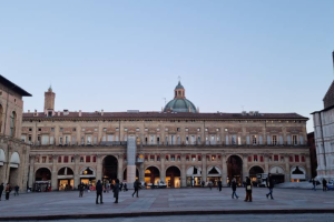 Bologna ricorda le 4.488 vittime del Covid: un lenzuolo di memoria in piazza Maggiore