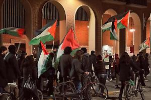 Manifestazione pro Palestina a Bologna: tensioni e bandiere bruciate