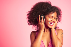 Playlist primaverile 2025: melodie frizzanti e sonorità rinvigorenti per la stagione della rinascita