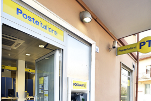 Assalto nella notte all’ufficio postale di Bologna: esploso il Postamat con un’auto