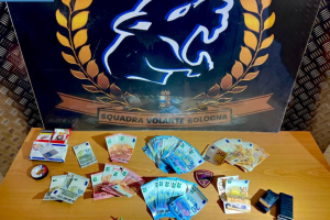 Via degli Ortolani, fermato pusher con 1.100 euro: nascondeva la droga nelle cantine