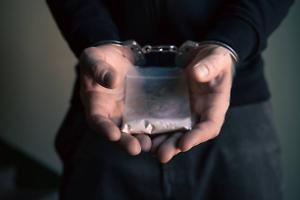 Spaccio e ricettazione a Bologna: trovato 1.600 euro in contante e 11 dosi di eroina, arrestato un 33enne