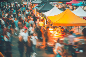 Afferra la mano di un bambino e tenta di portarlo via: il panico al mercato di Ravenna