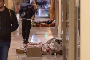 Senzatetto a Bologna: dai Giardini Margherita a Piazza Minghetti, oltre mille persone cercano rifugio tra strade e portici