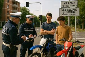 Sfrecciavano su via Emilia senza casco né targa: due ragazzini tornano a casa con 6.500 euro di multa