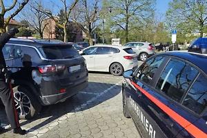 Noceto, bimba di 2 anni abbandonata in auto sotto il sole: madre denunciata