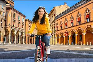 Bologna pedala più veloce di tutti: è la regina della mobilità sostenibile