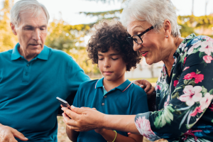 Tecnologia per nonni (con l’aiuto dei nipoti): come cavarsela con lo smartphone