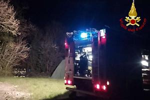 A Sestola, un cervo si è impigliato in un telo ma è stato salvato dai vigili del fuoco e specialisti