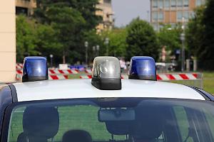 24enne colto in flagrante mentre rubava e danneggiava delle auto parcheggiate in viale Olimpia