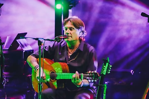 Cristiano De André porta a Bologna il 'Best Of Tour Teatrale' in omaggio al padre Fabrizio