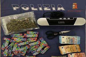 Arrestato 29enne reggiano con 7 kg di hashish, 400 g di marijuana e 18.000 euro in contanti