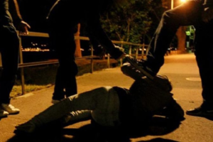 Bologna, 30enne aggredito e rapinato da una baby gang