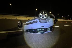 Poliziotto fuori servizio salva anziana incastrata tra le lamiere dell'auto ribaltata