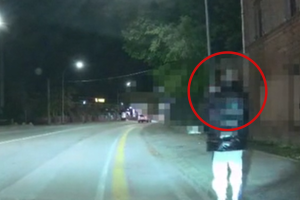 Momenti di tensione in via Zanardi a Bologna: 17enne in lacrime scappa dal fidanzato. Interviene la polizia