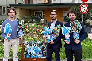 I giovani di Fi regalano uova, i giornalisti cattolici pregano in stazione