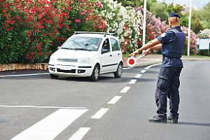 Viene fermato in auto a Reggio Emilia e consegna spontaneamente un coltello: denunciato 48enne