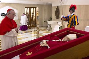 La salma di Papa Francesco: al suo fianco le Guardie Svizzere e il Segretario di Stato vaticano Pietro Parolin