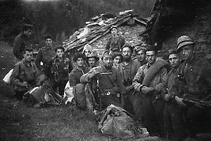 Come celebrare la fine della guerra, se qualcuno ancora ha le armi in pugno?