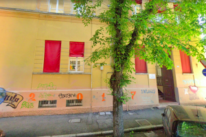 Vandali in azione alle scuole Federzoni: rubati 12 pc tra vetri rotti e feci nella palestra