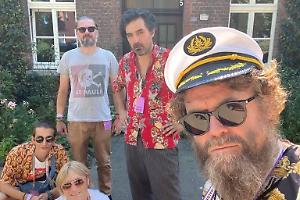 Gli Extraliscio torna con "Ah! Il cielo è il mare", un omaggio alla musica popolare e alla libertà