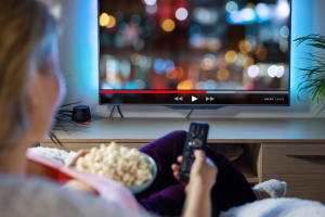 Sabato 26 aprile, televisione in lutto: programmazione straordinaria per l’addio a Papa Francesco