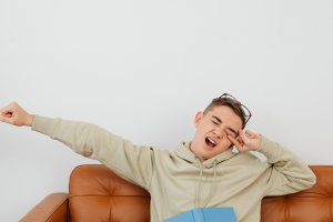 Sbadigliare troppo può essere pericoloso: i rischi di un riposo insufficiente