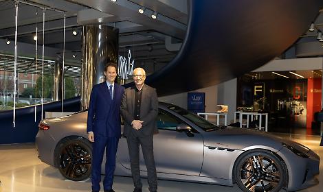 John Elkann in fabbrica per parlare ai dipendenti, "Dobbiamo stare uniti in questo momento" LE FOTO
