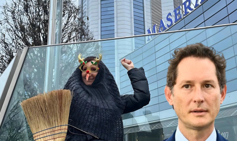 La Befana (rossa) porta il carbone a John Elkann...