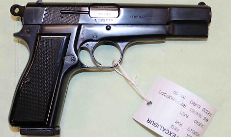 Spunta una pistola mai periziata di Fabio e di...