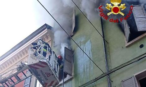 Fiamme in via Ganaceto a Modena: danni all'appartamento, ma nessun ferito