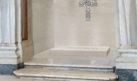 C'è un errore tipografico sulla tomba del Papa