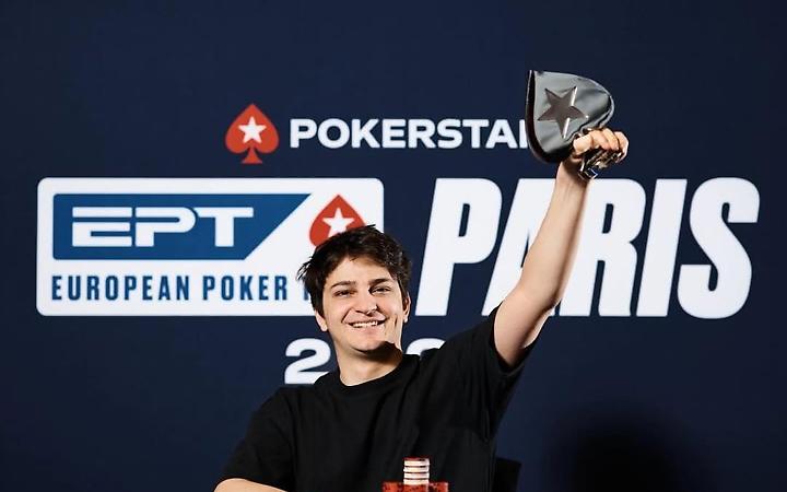 Il campione di poker, Enrico Camosci, accusato di evasione fiscale per oltre 1,5 milioni di euro