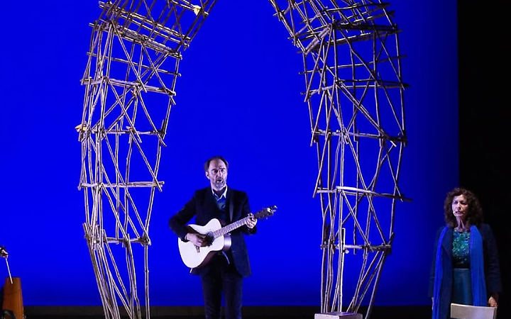 Neri Marcorè porta in scena 'La Buona Novella' di Fabrizio de Andrè al Teatro Duse