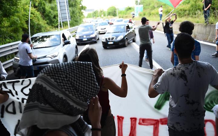 I pro Pal bloccano il raccordo