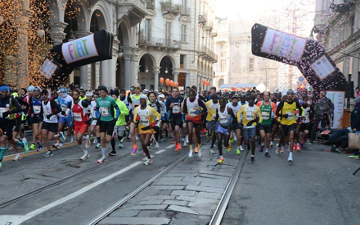 Torino, in 10.000 alla Fiat City Marathon. Ecco le foto pi&ugrave; belle