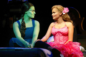 Idina Menzel e Kristin Chenoweth nella produzione originale di "Wicked"