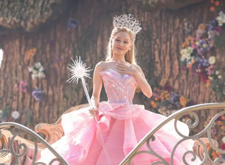 Ariana Grande nel ruolo di Glinda